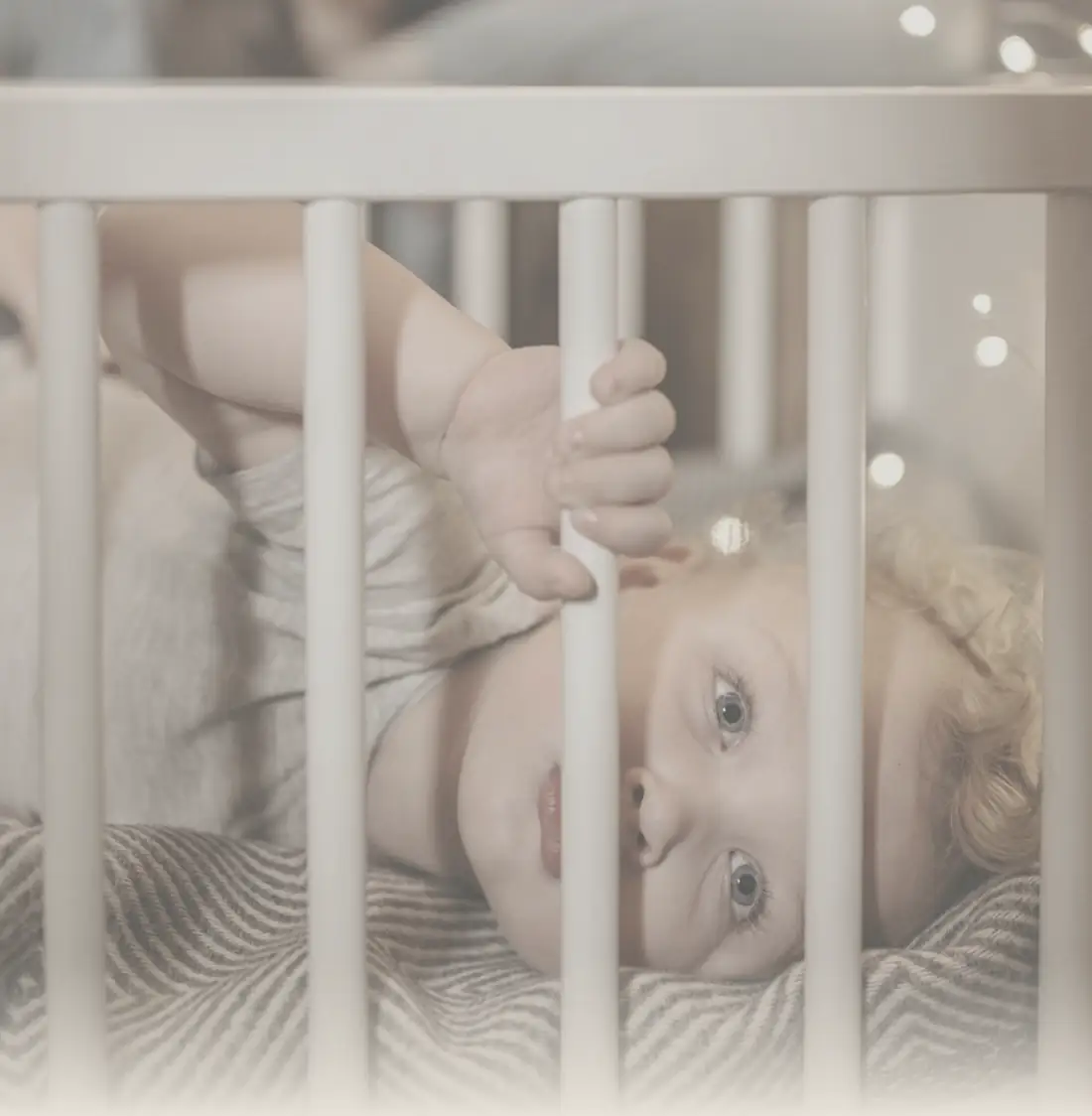 Niño despierto en su cuna por la noche
