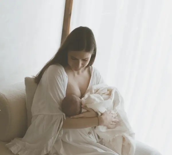 Anabel dando el pecho a su bebé